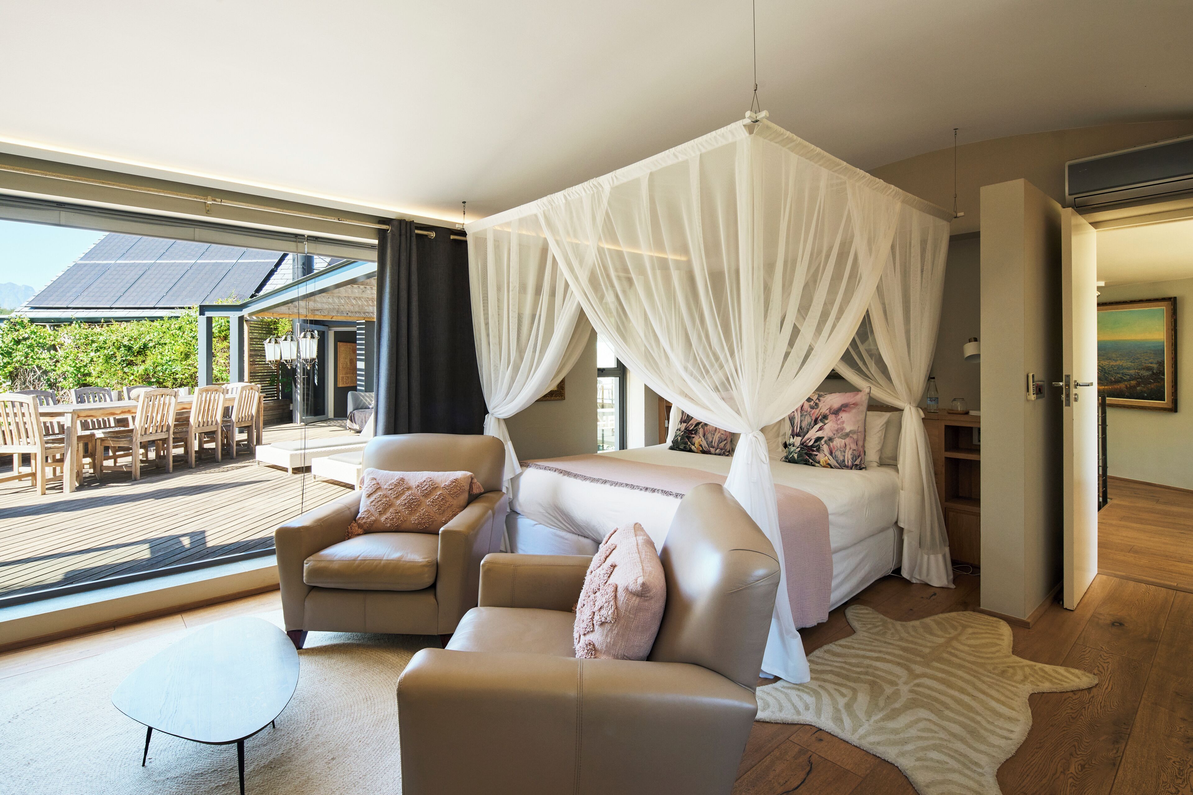 Signature Residence | Ylelliset vuodevaatteet, tallelokero huoneessa