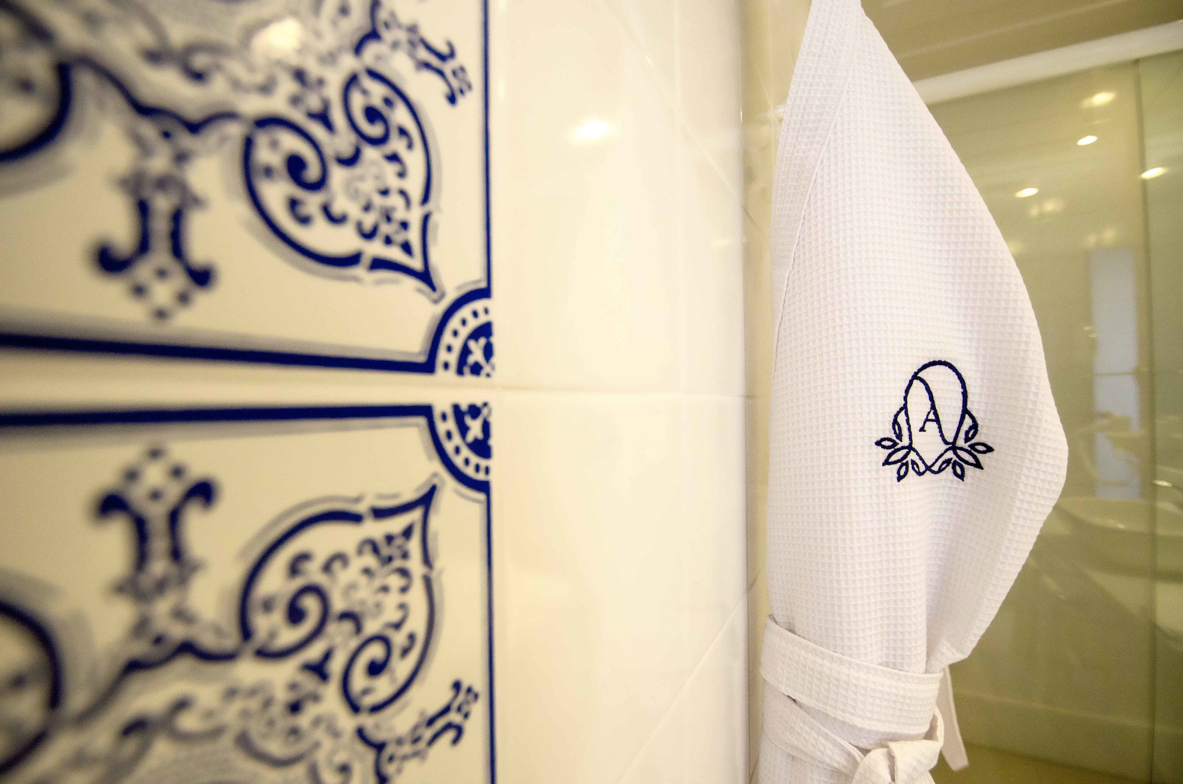 suite (arco) | bathroom | shower, designer toiletries, hair dryer, towels