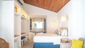 A bedroom with a bed, a desk, a chair, and a sofa. - Hotel Solar do Arco (Cabo Frio)