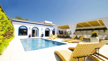 Piscina externa, espreguiçadeiras