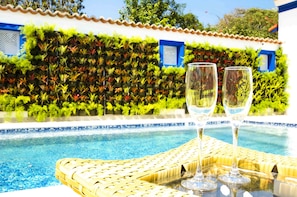 Piscine extérieure, chaises longues