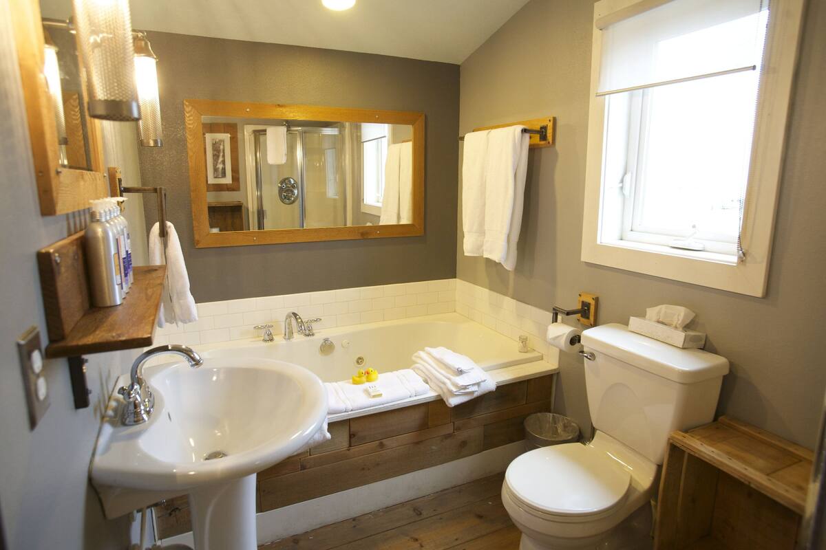 beach house loft | desk, laptop workspace, free wifi, bed sheets