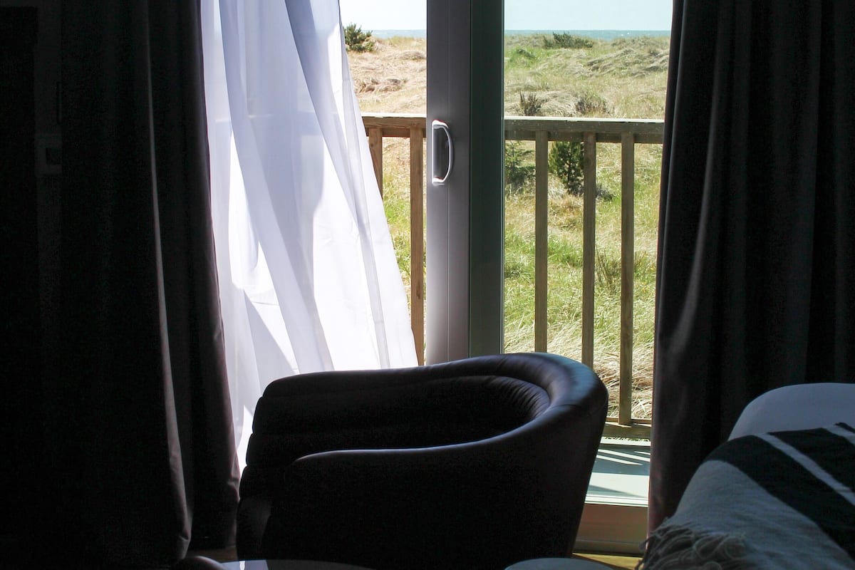 desk, laptop workspace, free wifi, bed sheets