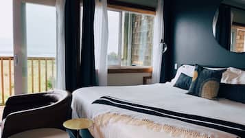 Desk, laptop workspace, free WiFi, bed sheets