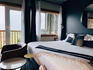 Desk, laptop workspace, free WiFi, bed sheets - Oceanfront Inn at Discovery Coast (Long Beach)