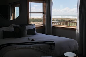 Desk, laptop workspace, free WiFi, bed sheets - Oceanfront Inn at Discovery Coast (Long Beach)
