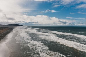 On the beach - Oceanfront Inn at Discovery Coast (Long Beach)