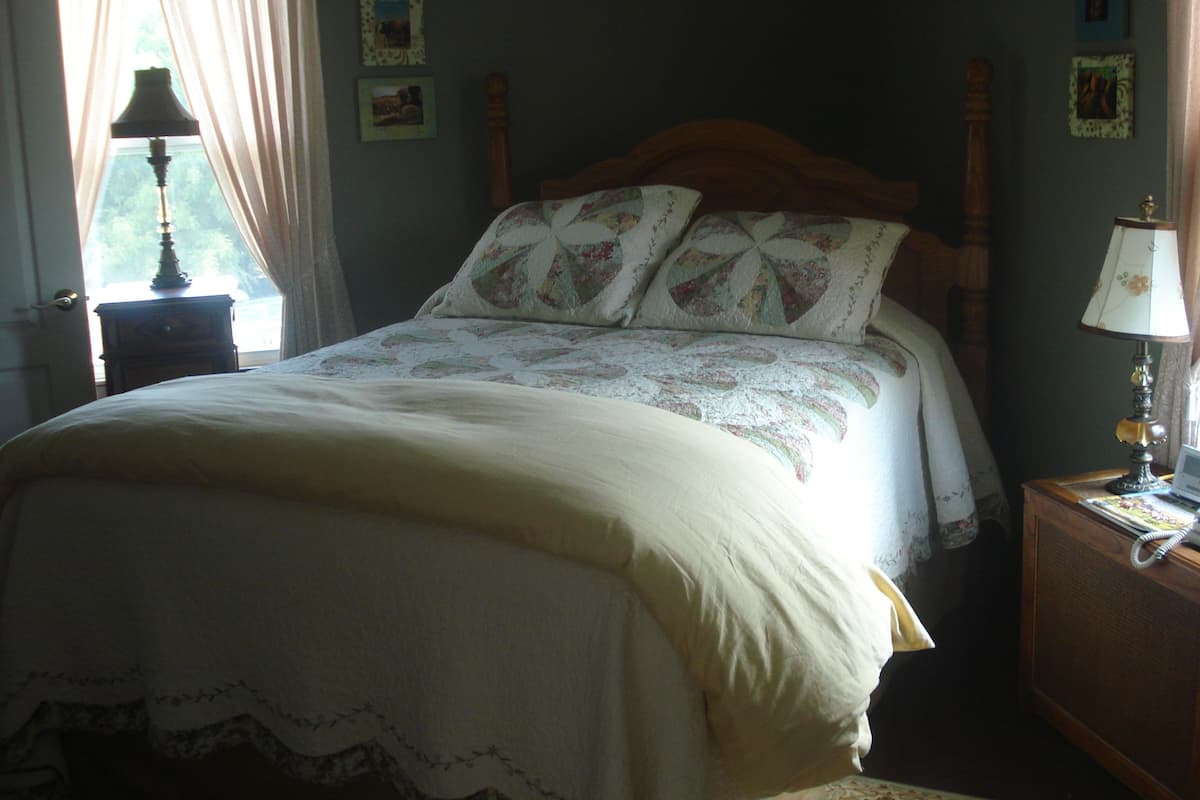 Classic Room, 1 Queen Bed, Courtyard View