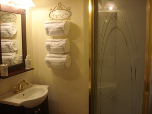 Classic Room, 1 Queen Bed, Courtyard View | Bathroom | Combined shower/bathtub, free toiletries, towels