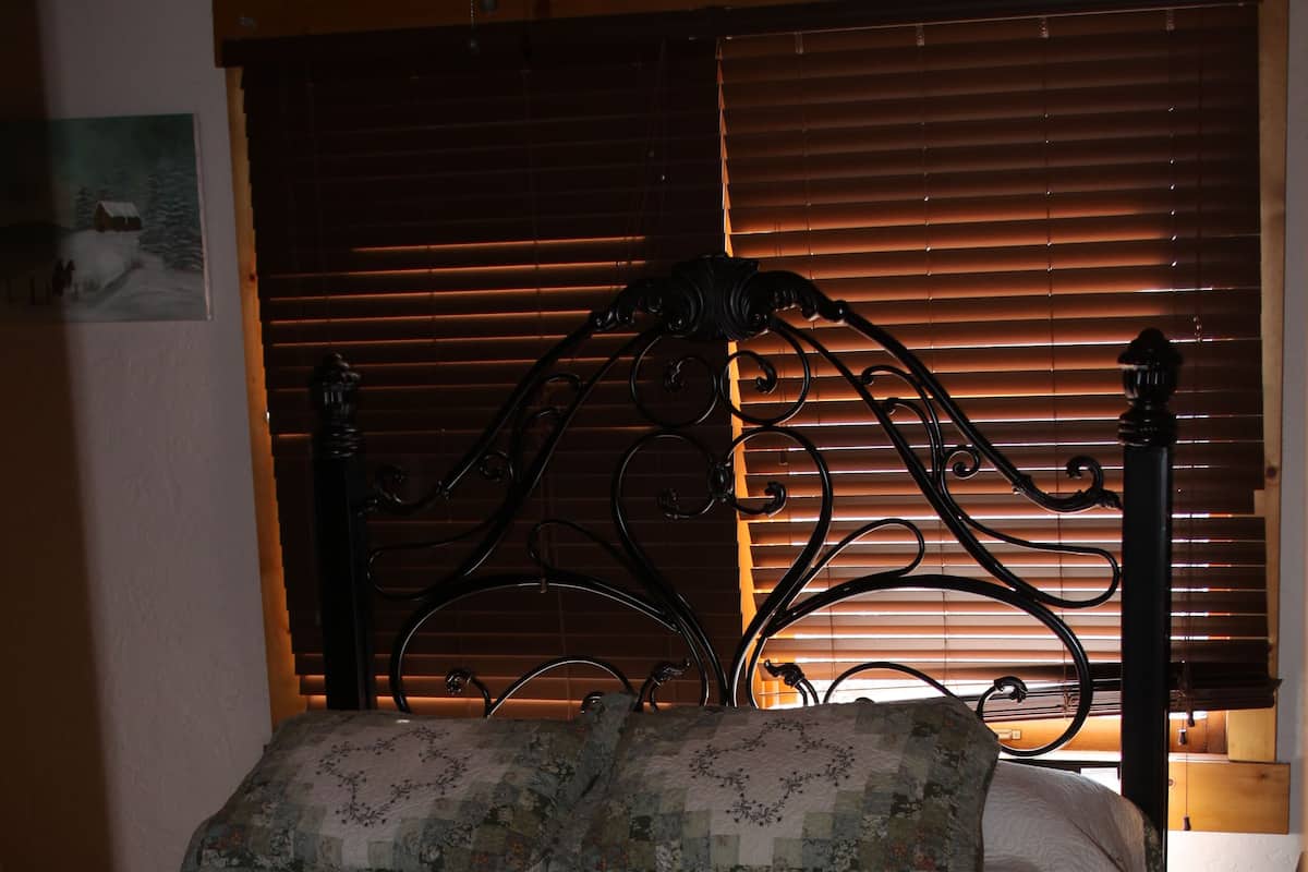 Traditional Room, 1 Queen Bed, Shared Bathroom, Courtyard View