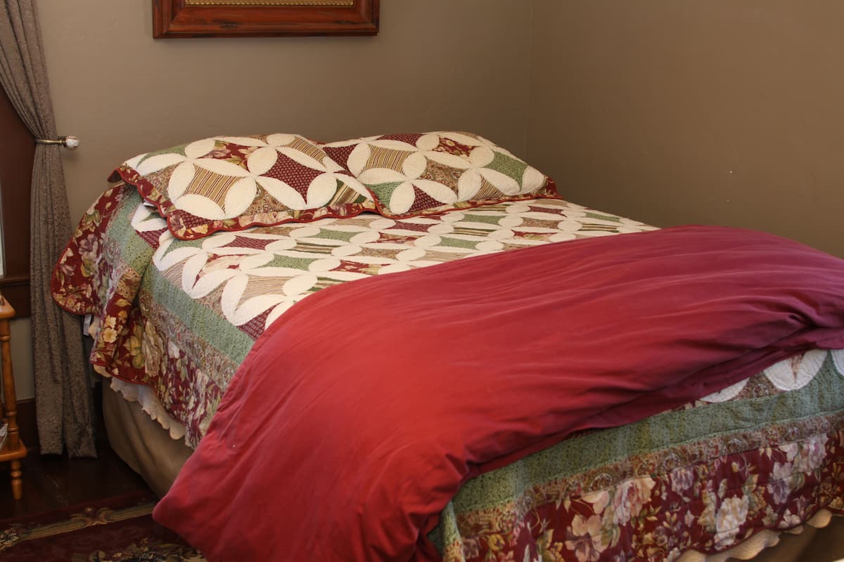 Classic Room, 1 Queen Bed, Courtyard View
