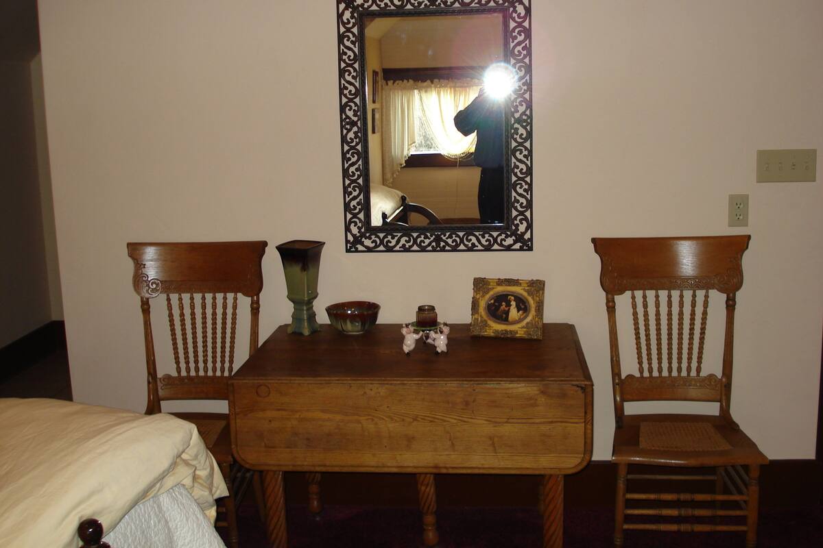 Suite, 1 King Bed, Jetted Tub, Vineyard View | In-room dining