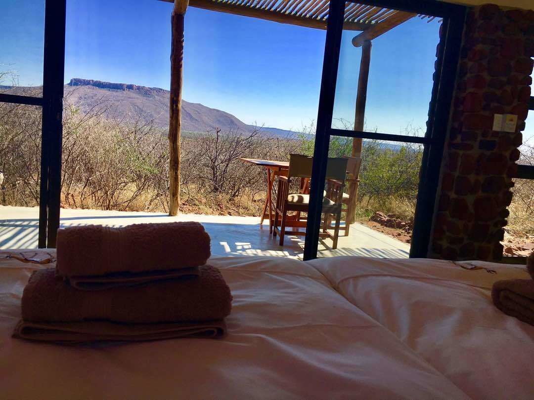 Ropa de cama de alta calidad y caja de seguridad en la habitación 