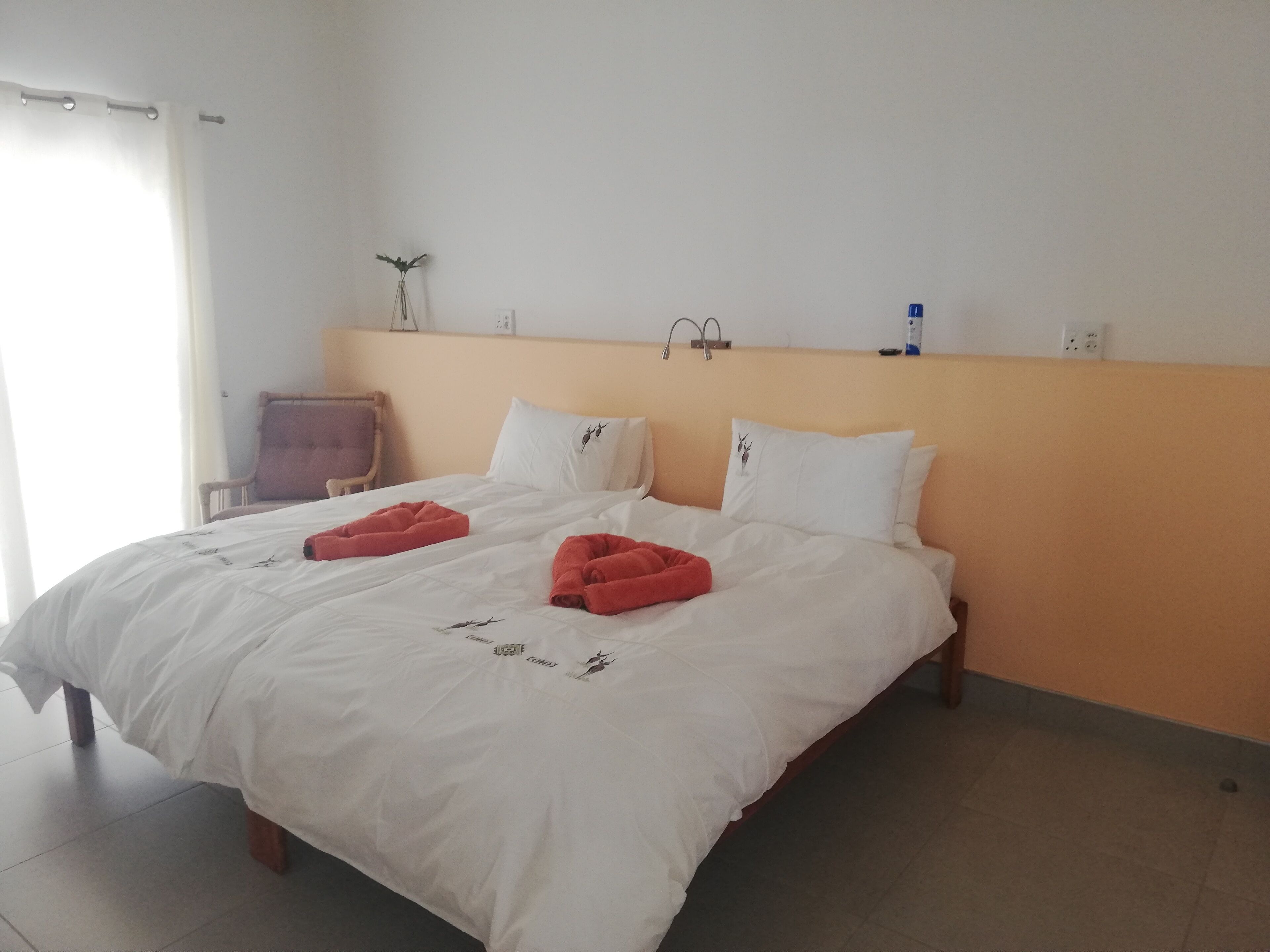 Ropa de cama de alta calidad y caja de seguridad en la habitación 