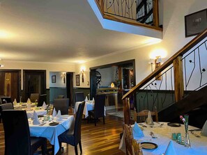 Breakfast and dinner served  - Malachite Manor (Underberg)
