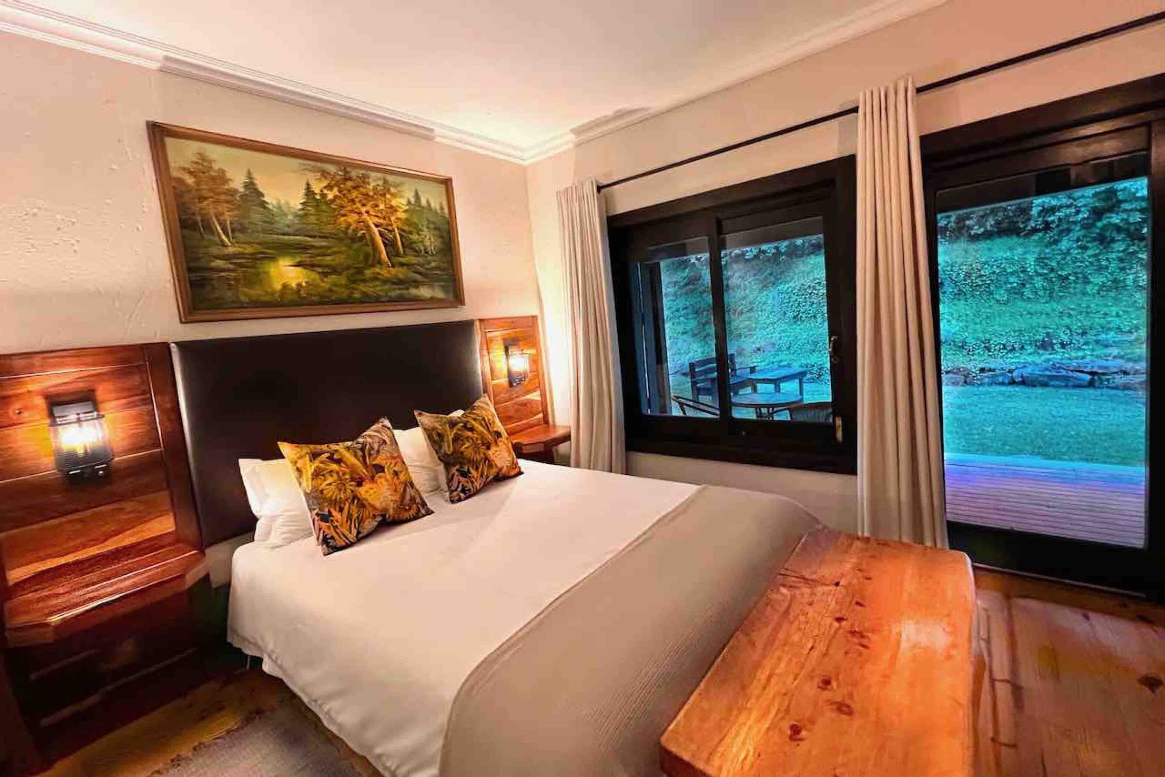 Habitación triple de lujo, vista a la montaña | Ropa de cama de alta calidad y decoración personalizada 