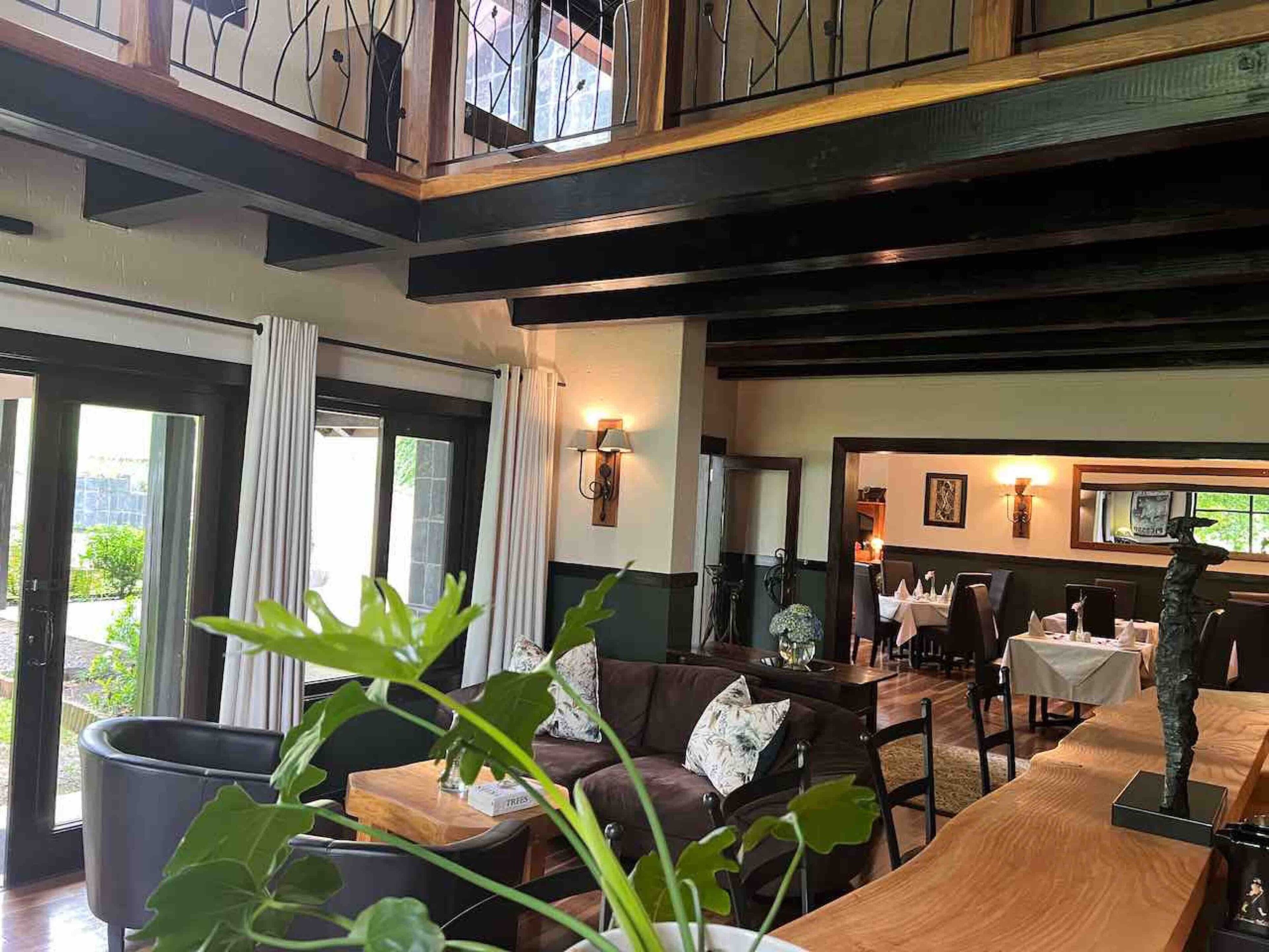 Lobby lounge