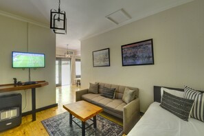 غرفة عائلية ثلاثية - بالقرب من الجبل | أغطية فراش متميزة وبديكورات فريدة لكل غرفة وطراز فريد لكل وحدة ومكتب