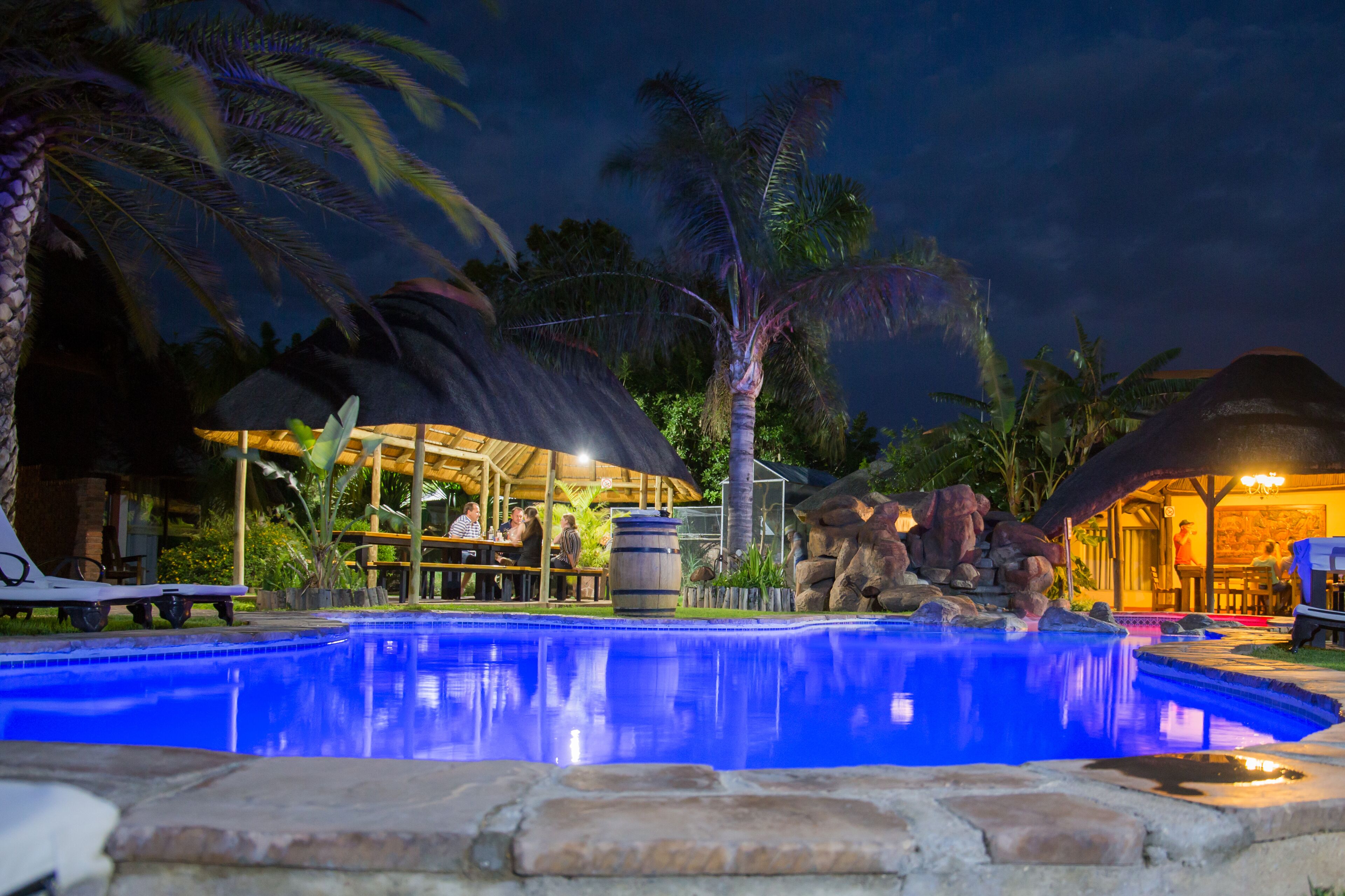 Een buitenzwembad en ligstoelen