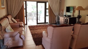 Zwavelpoort Guesthouse  | Living area - Zwavelpoort Guesthouse (Tierpoort)