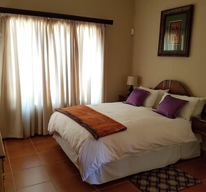 Talo (Zwavelpoort Guesthouse ) | 2 makuuhuonetta, egyptinpuuvillaiset lakanat, ylelliset vuodevaatteet