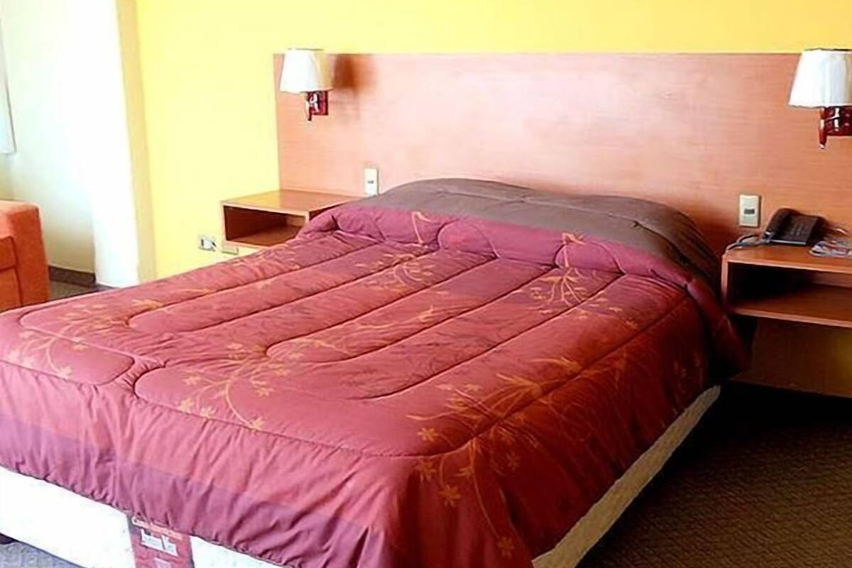 1 bedroom, Egyptian cotton sheets, premium bedding, down comforters