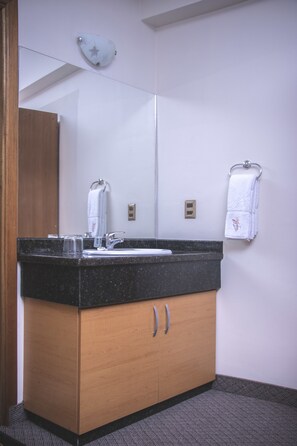 Comfort Twin Room | Bathroom amenities | Shower, free toiletries, towels, soap - Hotel La Paz (La Paz)
