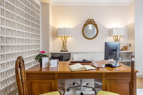 Sweet Home Hotel - Image 11