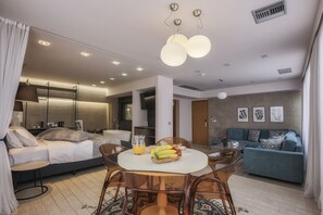Luxury-Penthouse | Bettwäsche aus ägyptischer Baumwolle, hochwertige Bettwaren, Minibar