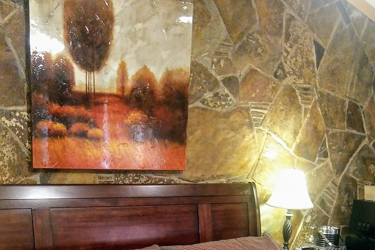 Suite Ălite, 1 trĂšs grand lit, accessible aux personnes Ă mobilitĂ© rĂ©duite, cheminĂ©e | Vue de la chambre