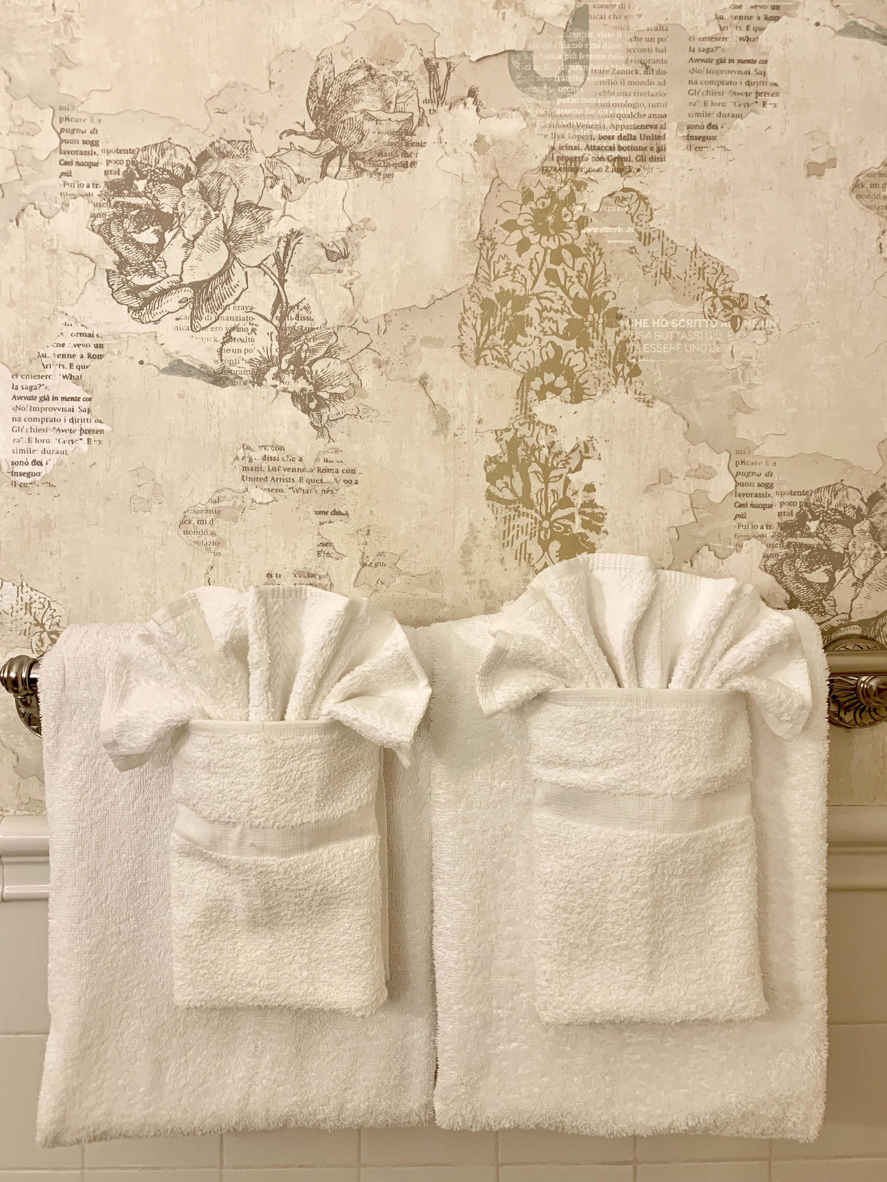 standard room, 1 queen bed | bathroom | combined shower/bathtub, free toiletries, hair dryer, towels