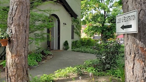 A building with a sign indicating a lobby and registration area to the left. - Ivy Manor Inn Village Center (Bar Harbor)