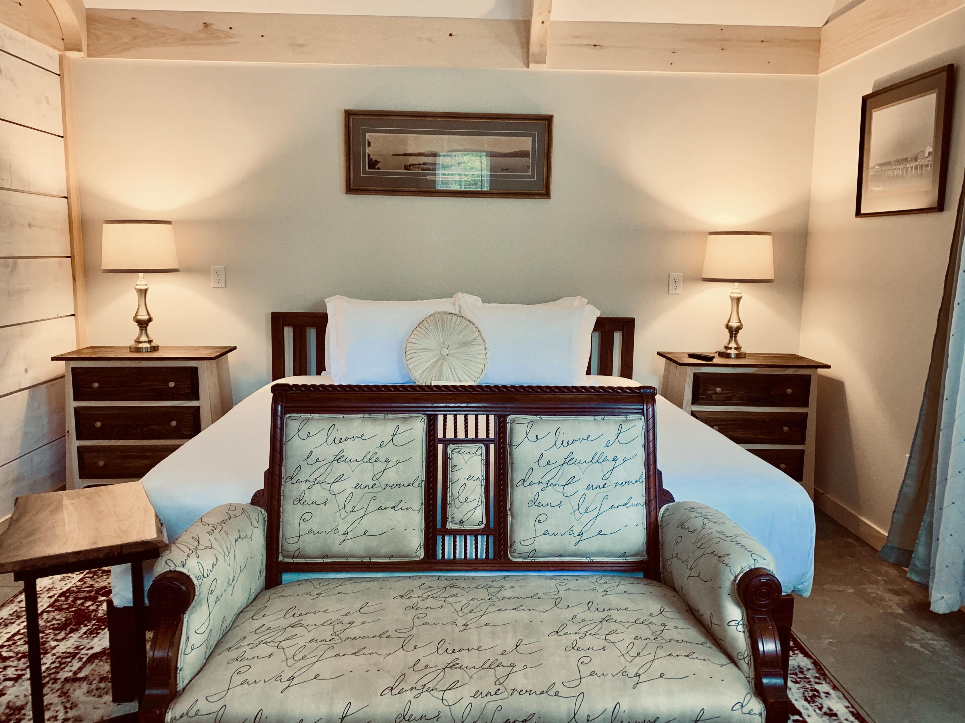 signature room, 1 king bed | iron/ironing board, free wifi, bed sheets