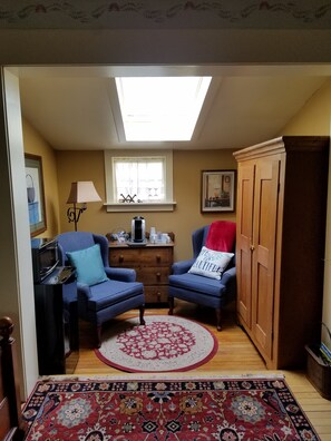 客房, 私人浴室 (1. The West Room) | 客廳 | 電視、壁爐、Netflix、 DVD 播放機