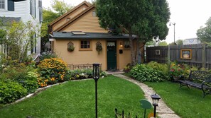 Property entrance - Lilly Pad Boerners Guest house (Cedarburg)