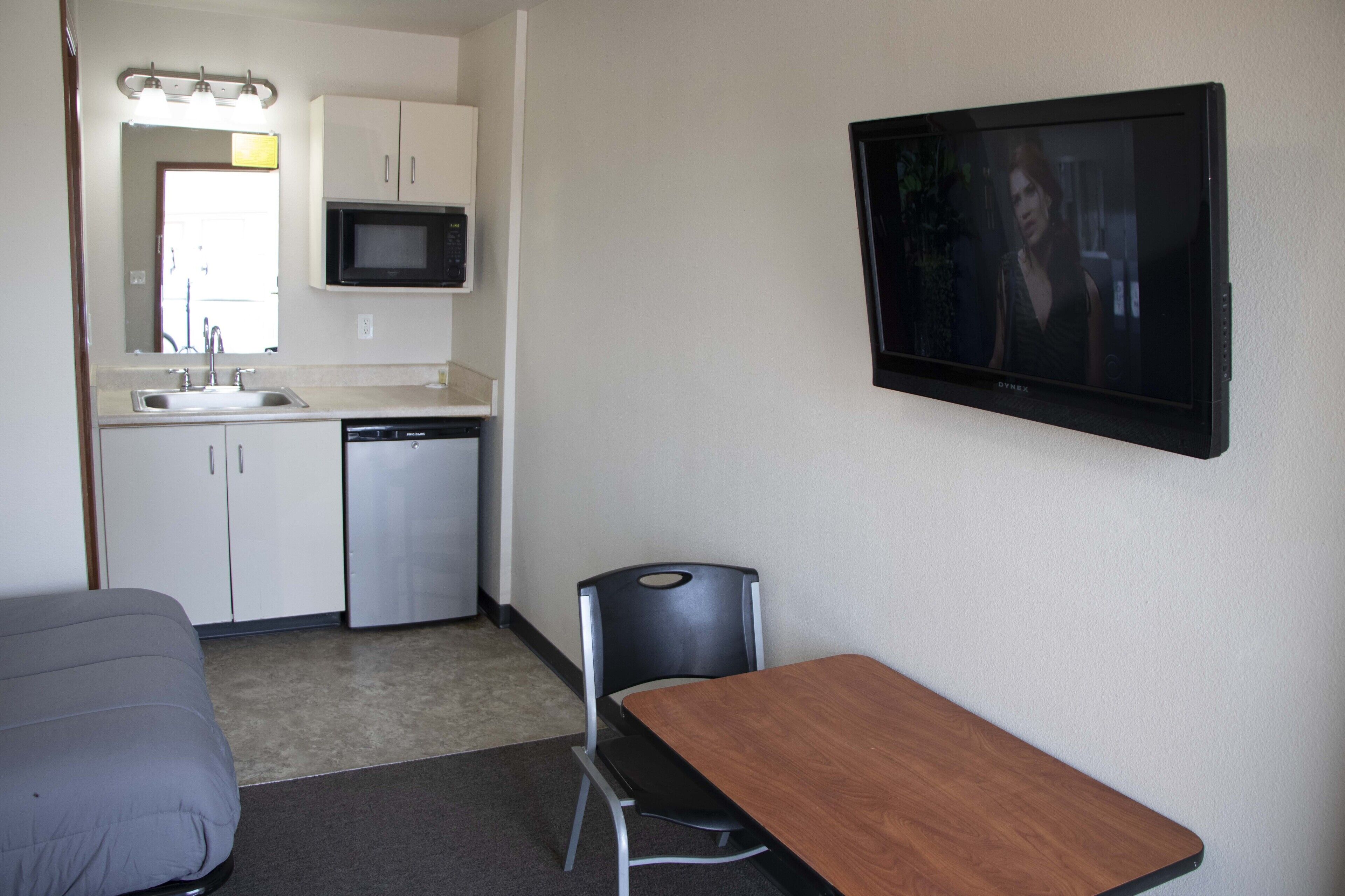 Room, 2 Twin Beds | Television