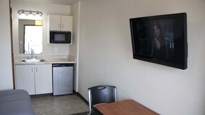 Room, 2 Twin Beds | Television - Prairie Suites (Williston)