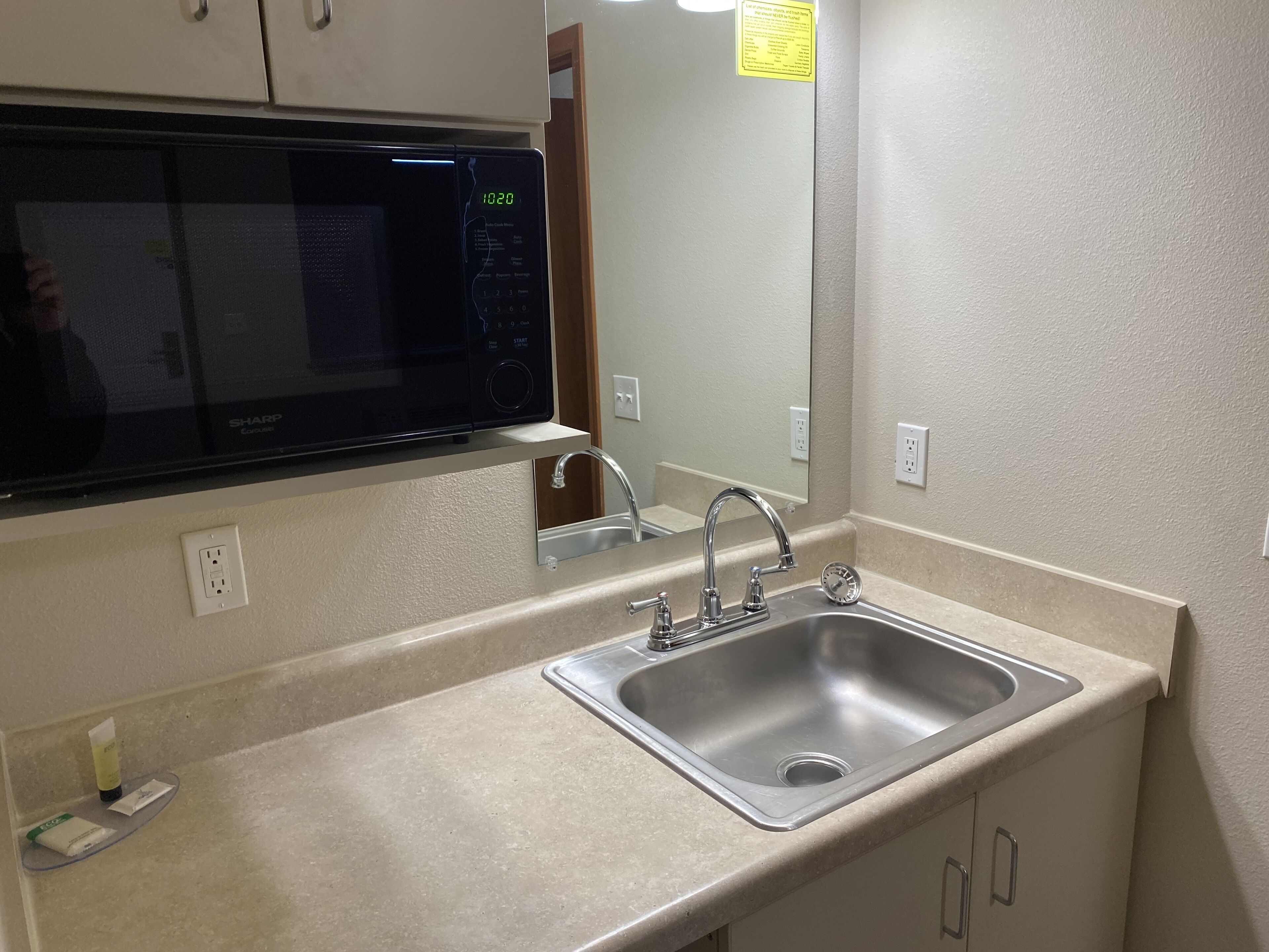 مكتب ومساحة عمل للكمبيوتر المحمول وواي فاي مجانًا وملاءات أسرّة