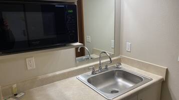 Queen Suite | Desk, laptop workspace, free WiFi, bed sheets