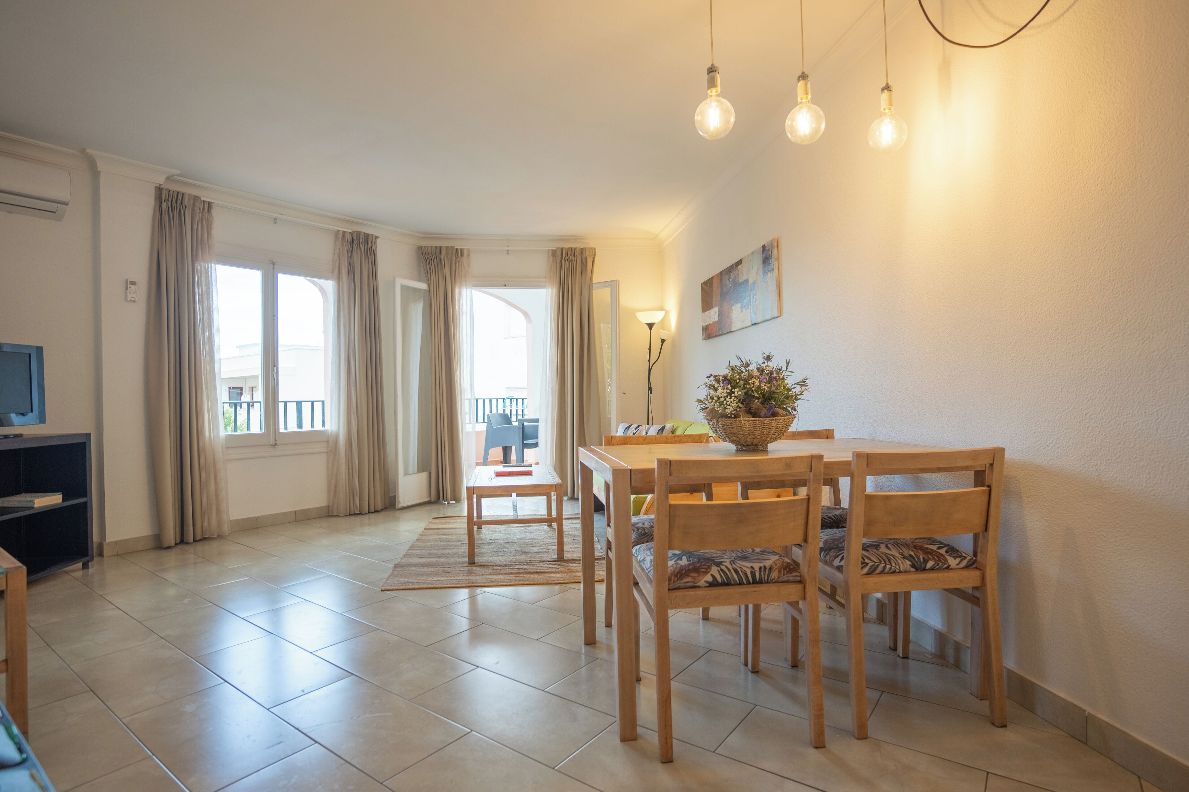 32-英寸纯平电视 （配备数码频道）、电视