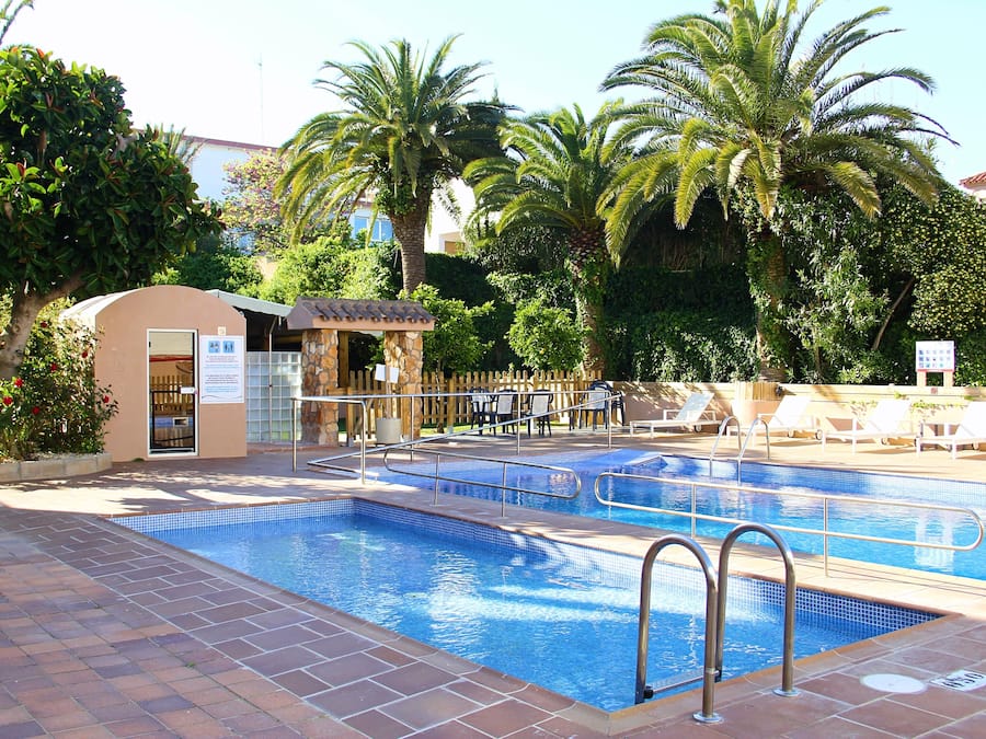 Outdoor pool, open 10 AM to 7:30 PM, sun loungers