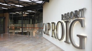 A modern building entrance with a large sign reading "RESORT CAPROIG". - FERGUS Cap Roig (L'Ampolla)
