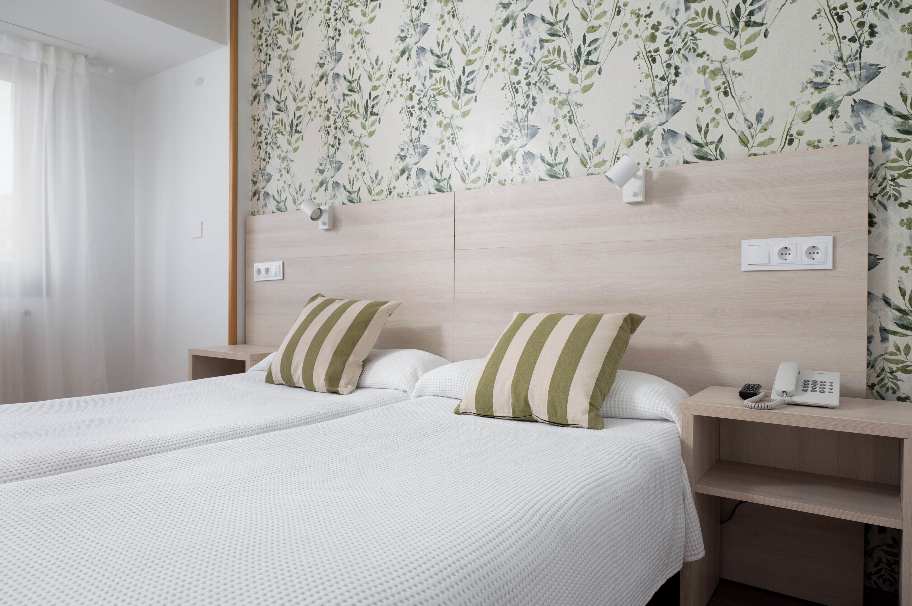 Escritorio, cortinas blackout, cunas y camas extra 