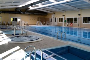 Una piscina cubierta