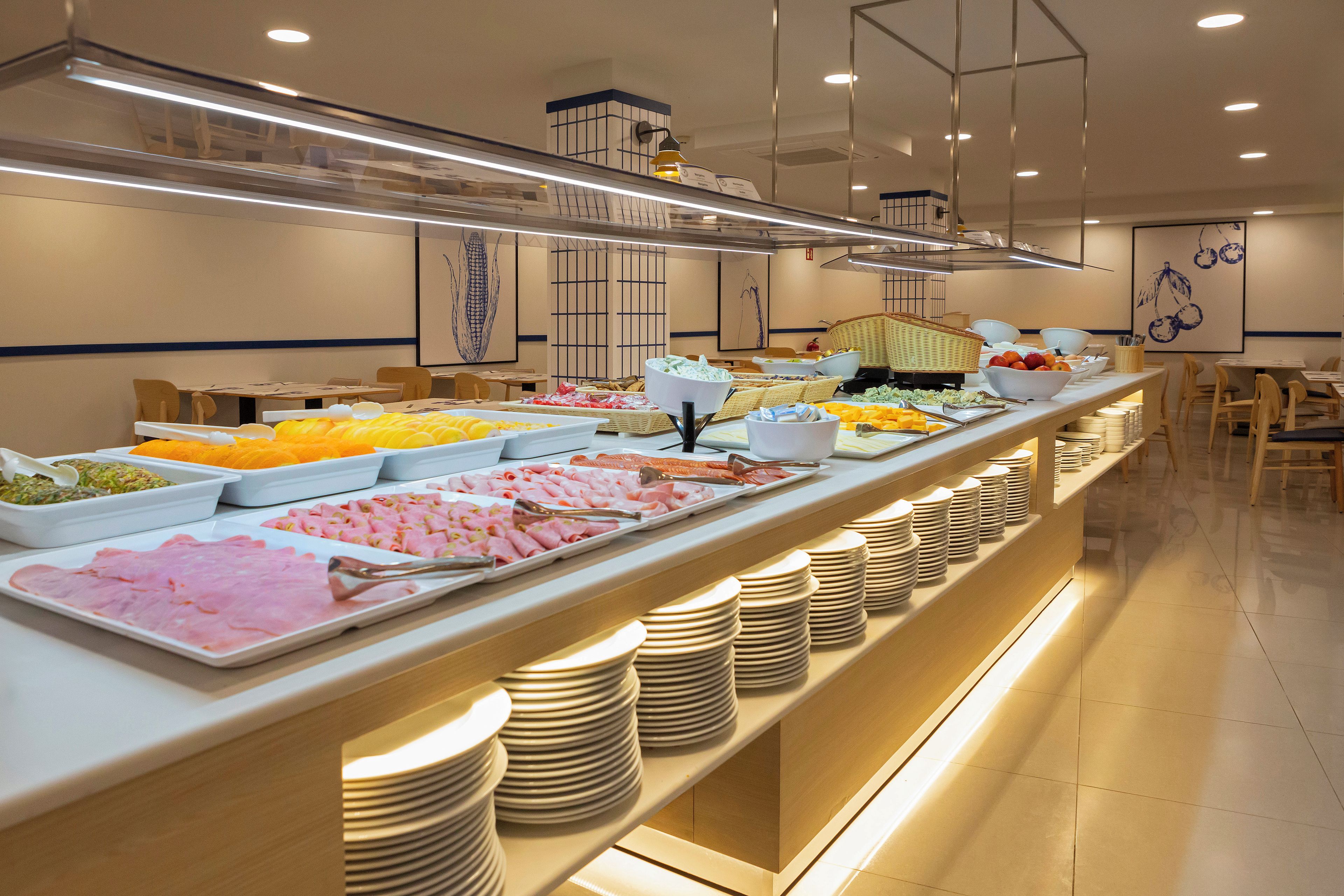 Un buffet proposant une variété de plats, avec un intérieur propre et moderne.