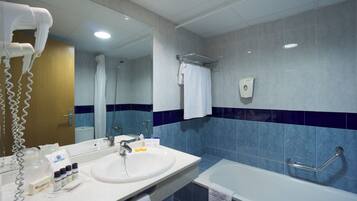 Badkamer | Een haardroger, een bidet
