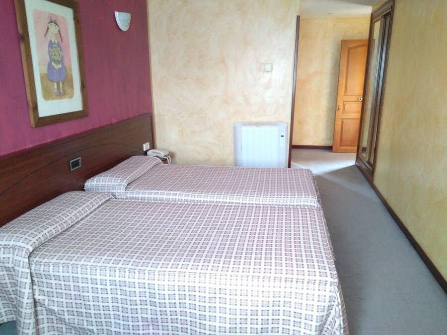 Escritorio, cortinas blackout, cunas y wifi gratis