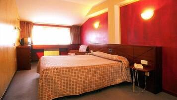 Escriptori, cortines opaques, bressols i wifi gratuïta