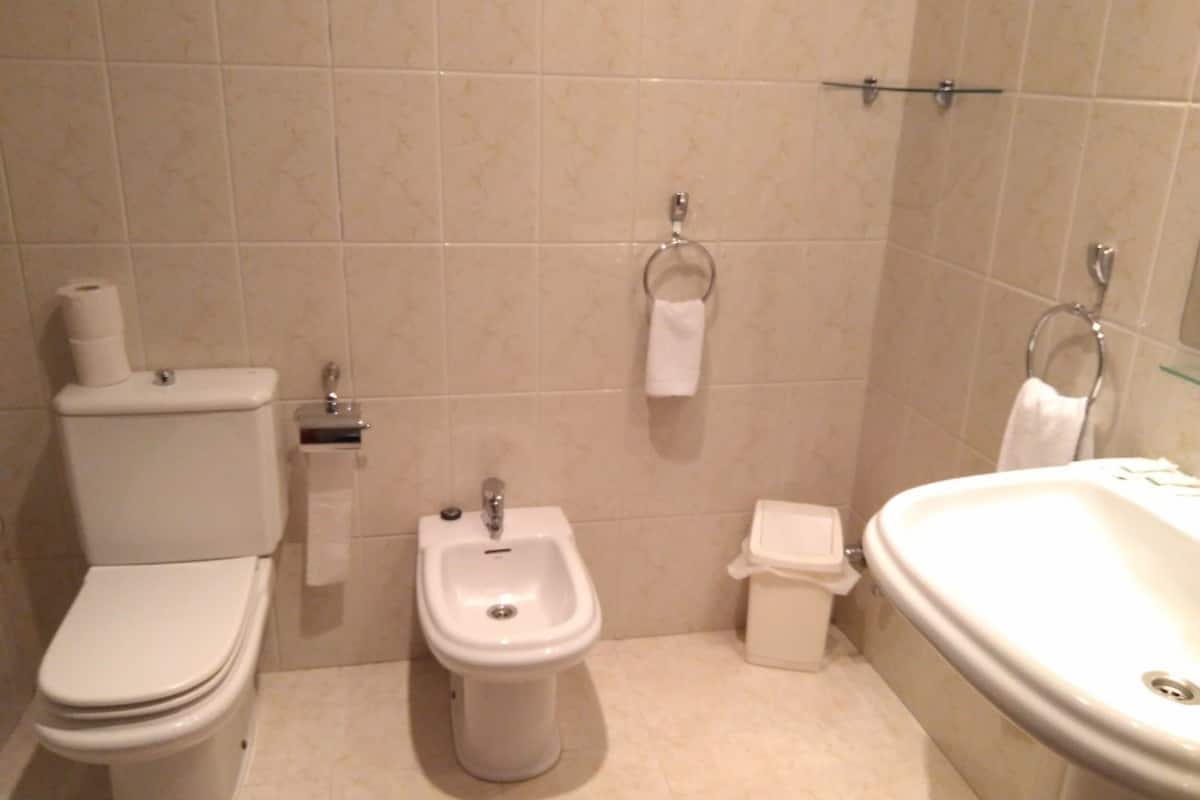 double room, 1 double or 2 single beds | bathroom | combined shower/bathtub, free toiletries, hair dryer, bidet