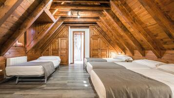 Free cribs/infant beds, rollaway beds, free WiFi